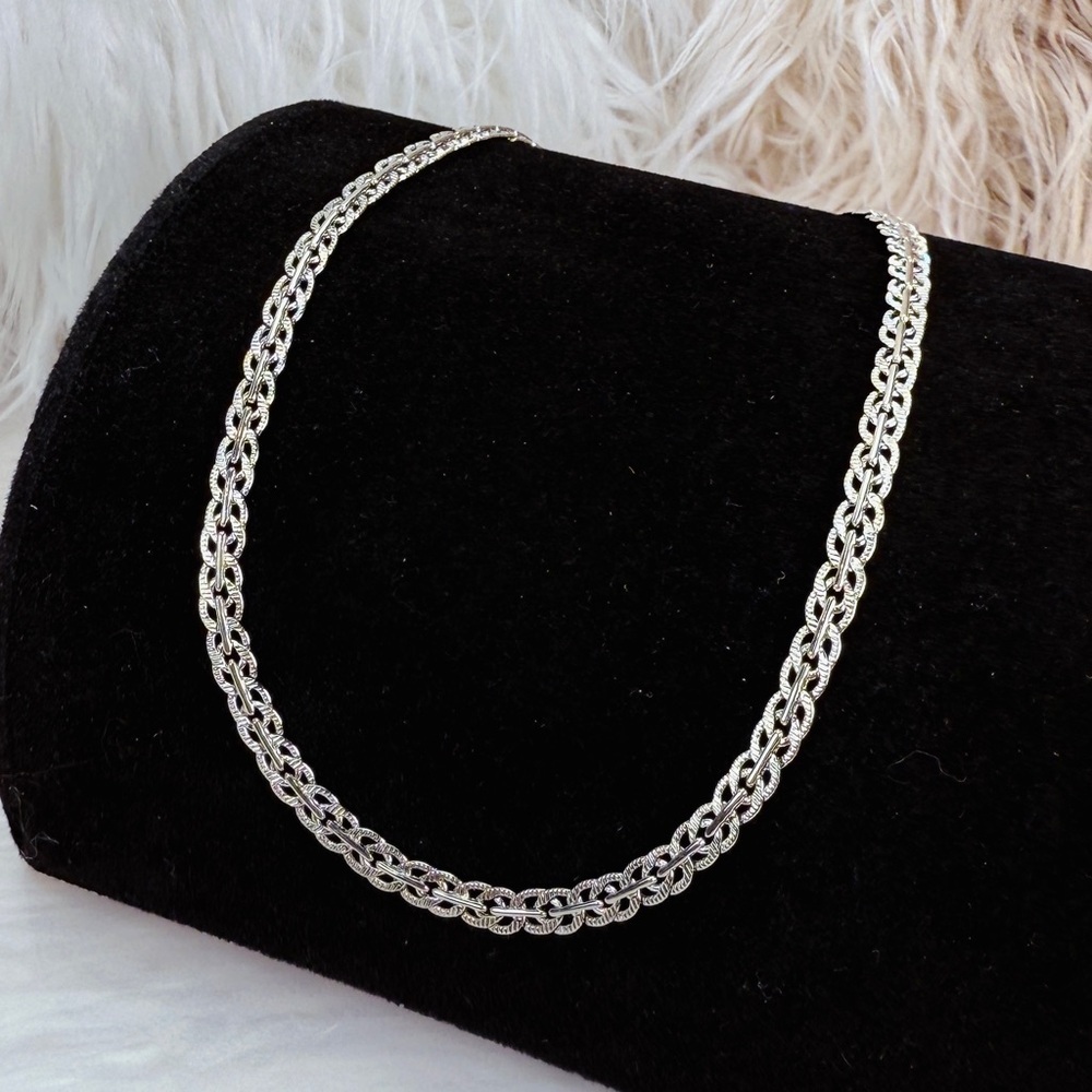 Elegant vintage silvertone chain necklace